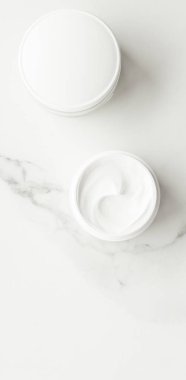Tamamen doğal Emülsiyon Krem mermer, flatlay - cilt bakımı ve vücut bakımı, lüks bir spa ve temiz kozmetik kavramı üzerinde. Organik güzellik bakımı süre