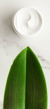 Anti-yaş krem ürünlerde mermer, flatlay - cilt bakımı ve vücut bakımı, lüks bir spa ve temiz kozmetik kavramı. Bir organik spa deneyimi güzelliği