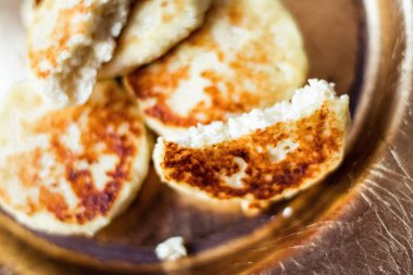 Laktoz ücretsiz, düşük karbonhidrat süzme peynir krep, yemek kitabı tarifleri - sağlıklı beslenme, rustik ve geleneksel gıda kavramı. En sevdiğim ev yapımı kahvaltı sunulmaktadır