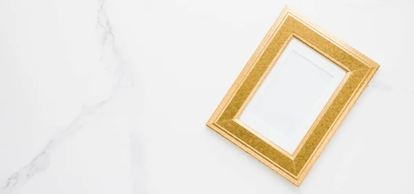 大理石 Flatlay 現代女性 モックアップ 豪華な設計概念のアートワークに黄金のフォト フレームです シックに飾るとスタイル — ストック写真