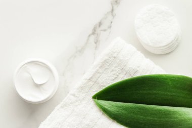 Anti-yaş krem ürünlerde mermer, flatlay - cilt bakımı ve vücut bakımı, lüks bir spa ve temiz kozmetik kavramı. Bir organik spa deneyimi güzelliği