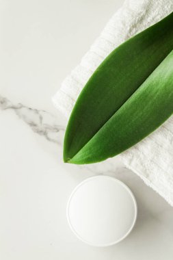 Anti-yaş krem ürünlerde mermer, flatlay - cilt bakımı ve vücut bakımı, lüks bir spa ve temiz kozmetik kavramı. Bir organik spa deneyimi güzelliği