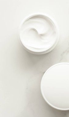 Anti-yaş krem ürünlerde mermer, flatlay - cilt bakımı ve vücut bakımı, lüks bir spa ve temiz kozmetik kavramı. Bir organik spa deneyimi güzelliği