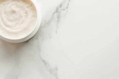 Bodur ve Peeling Kremi ürünlerde bir mermer, flatlay - cilt bakımı ve vücut bakımı, lüks bir spa ve temiz kozmetik kavramı. Sağlık ve güzellik cilt