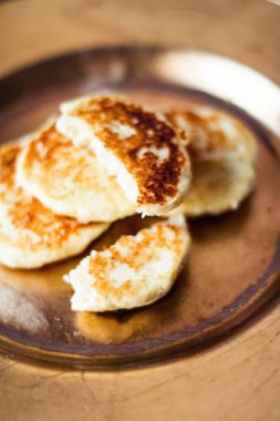 Laktoz ücretsiz, düşük karbonhidrat süzme peynir krep, yemek kitabı tarifleri - sağlıklı beslenme, rustik ve geleneksel gıda kavramı. En sevdiğim ev yapımı kahvaltı sunulmaktadır