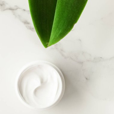 Anti-yaş krem ürünlerde mermer, flatlay - cilt bakımı ve vücut bakımı, lüks bir spa ve temiz kozmetik kavramı. Bir organik spa deneyimi güzelliği