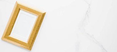 Mermer, flatlay - modern kadınsı, resmi lüks tasarım konsepti, sahte altın fotoğraf karesinde. Chic ile süsleyin ve stil