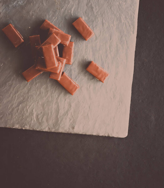 Сладкие швейцарские шоколадные конфеты на каменном столе, плоский стол - десерты, кондитерские изделия и безглютеновые органические продукты питания концепции. Все, что тебе нужно это шоколад
