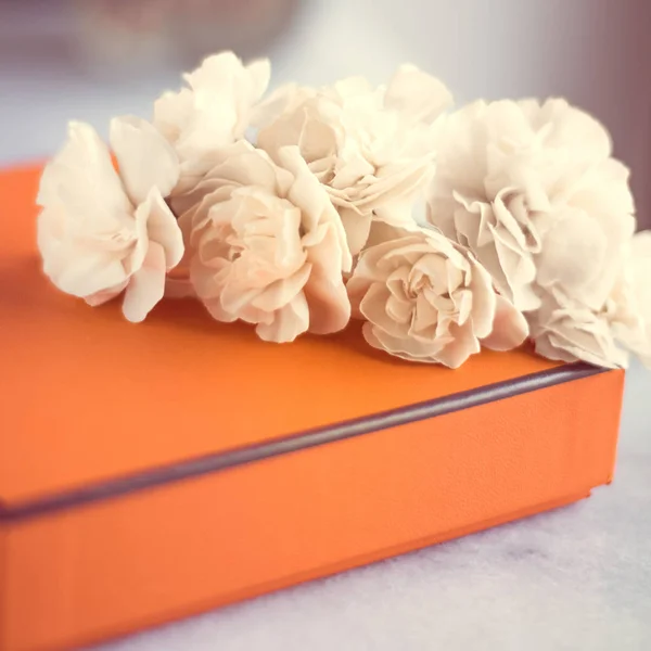 Present Box Flowers Her Mother Day Ideas Happy Giving Holiday — стоковое фото