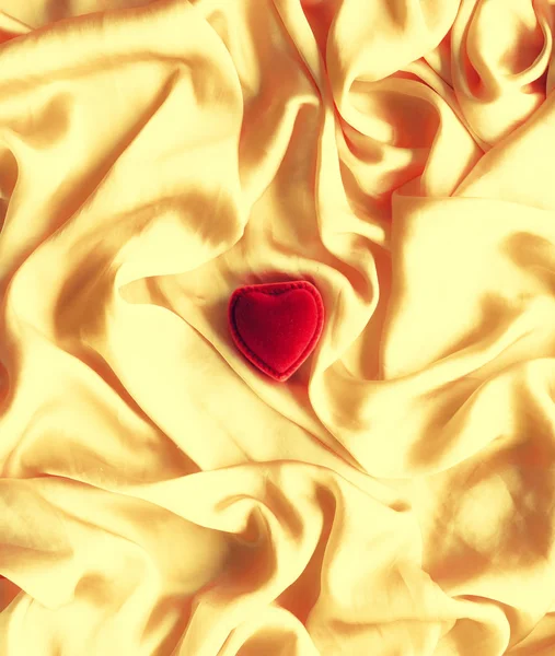 Czerwone Serce Kształcie Biżuterię Pudełko Golden Silk Walentynki Prawdziwej Miłości — Zdjęcie stockowe