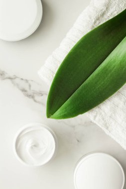 Anti-yaş krem ürünlerde mermer, flatlay - cilt bakımı ve vücut bakımı, lüks bir spa ve temiz kozmetik kavramı. Bir organik spa deneyimi güzelliği