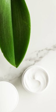 Anti-yaş krem ürünlerde mermer, flatlay - cilt bakımı ve vücut bakımı, lüks bir spa ve temiz kozmetik kavramı. Bir organik spa deneyimi güzelliği