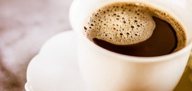 Vintage fincan aromalı espresso, flatlay - mükemmel kahvaltı ve kadınsı tasarımlı kavram. Sabah kahvemi sevdiğim