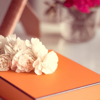 Kutusu ve çiçekler onun için - anneler günü fikirleri, mutlu veren ve tatil ilham kavramı mevcut. Annem için mükemmel bir hediye