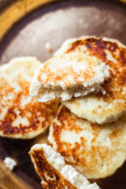 Laktoz ücretsiz, düşük karbonhidrat süzme peynir krep, yemek kitabı tarifleri - sağlıklı beslenme, rustik ve geleneksel gıda kavramı. En sevdiğim ev yapımı kahvaltı sunulmaktadır