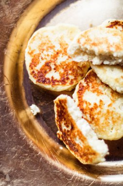 Laktoz ücretsiz, düşük karbonhidrat süzme peynir krep, yemek kitabı tarifleri - sağlıklı beslenme, rustik ve geleneksel gıda kavramı. En sevdiğim ev yapımı kahvaltı sunulmaktadır