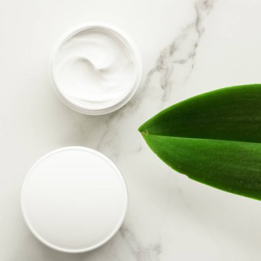 Anti-yaş krem ürünlerde mermer, flatlay - cilt bakımı ve vücut bakımı, lüks bir spa ve temiz kozmetik kavramı. Bir organik spa deneyimi güzelliği
