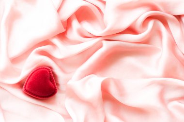 Mücevher hediye kutusu pembe ipek - Sevgililer günü, gerçek aşk, nişan ve teklif kavramı kırmızı kalp şeklinde. Benim sevgilim olur musun?