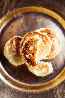 Laktoz ücretsiz, düşük karbonhidrat süzme peynir krep, yemek kitabı tarifleri - sağlıklı beslenme, rustik ve geleneksel gıda kavramı. En sevdiğim ev yapımı kahvaltı sunulmaktadır