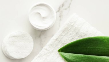 Anti-yaş krem ürünlerde mermer, flatlay - cilt bakımı ve vücut bakımı, lüks bir spa ve temiz kozmetik kavramı. Bir organik spa deneyimi güzelliği