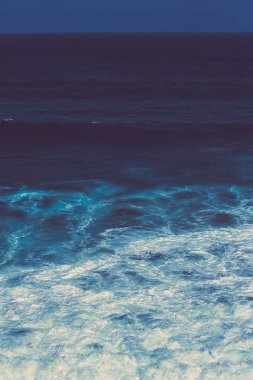 Güzel bir sahil şeridi Avrupa - seyahat, tatil ve yaz konsepti Atlas Okyanusu'nda görünümünü. Mükemmel tatil beldesi