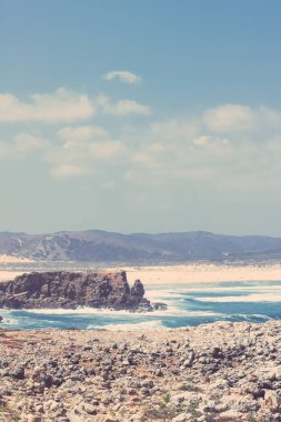 Güzel bir sahil şeridi Avrupa - seyahat, tatil ve yaz konsepti Atlas Okyanusu'nda görünümünü. Mükemmel tatil beldesi