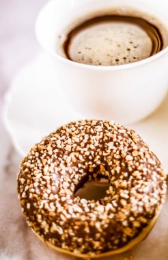 Vintage fincan aromalı espresso, flatlay - mükemmel kahvaltı ve kadınsı tasarımlı kavram. Sabah kahvemi sevdiğim