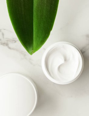 Anti-yaş krem ürünlerde mermer, flatlay - cilt bakımı ve vücut bakımı, lüks bir spa ve temiz kozmetik kavramı. Bir organik spa deneyimi güzelliği