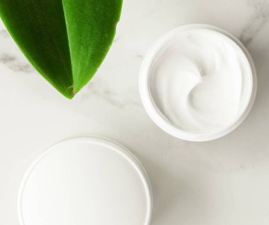 Anti-yaş krem ürünlerde mermer, flatlay - cilt bakımı ve vücut bakımı, lüks bir spa ve temiz kozmetik kavramı. Bir organik spa deneyimi güzelliği