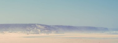 Güzel bir sahil şeridi Avrupa - seyahat, tatil ve yaz konsepti Atlas Okyanusu'nda görünümünü. Mükemmel tatil beldesi