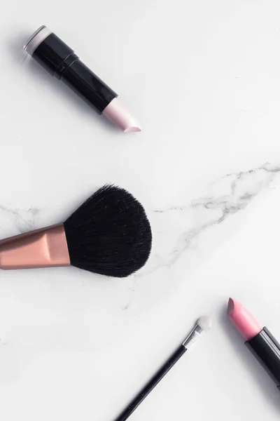 Make-up and cosmetics flatlay on marble — Stock Photo, Image