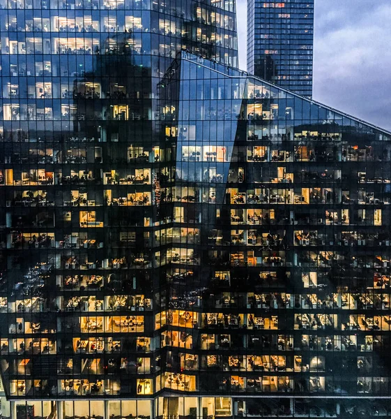 Janelas de arranha-céus no centro da cidade financeira na Europa — Fotografia de Stock