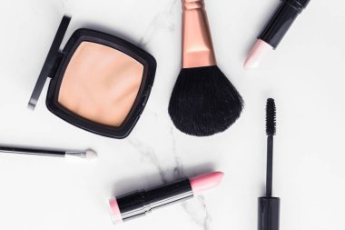 Mermer üzerinde makyaj ve kozmetik flatlay