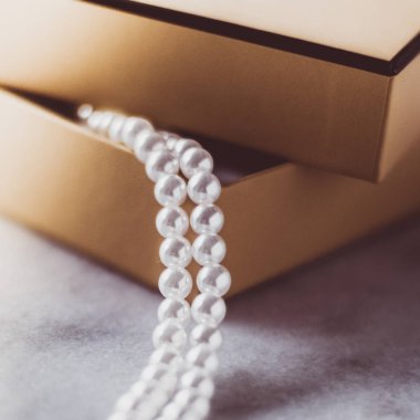 İnci mücevher altın hediye kutusu