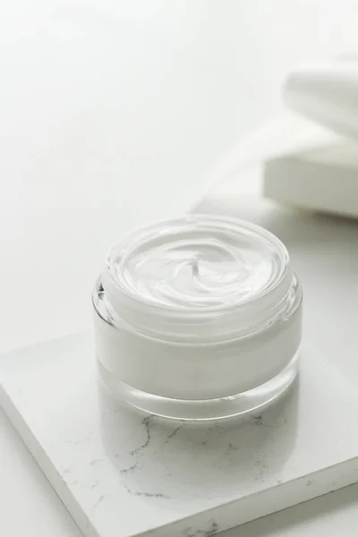 Pot de crème visage de luxe, produits cosmétiques hydratants — Photo