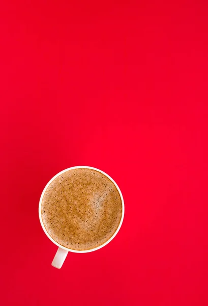 Aromatiska kaffe på röd bakgrund, flatlay — Stockfoto