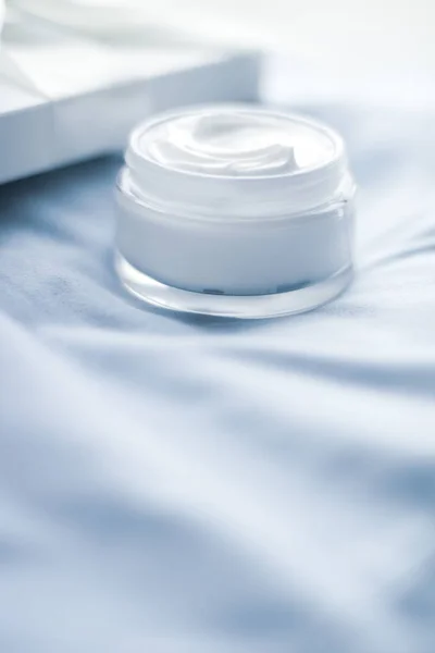 Frasco de crema facial de lujo y caja de regalo blanca — Foto de Stock