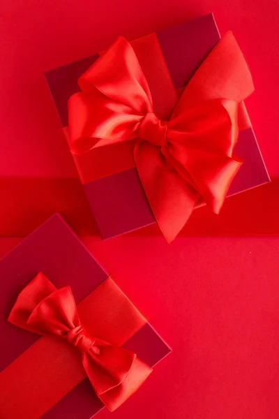 Розкішні святкові подарунки на червоному — стокове фото