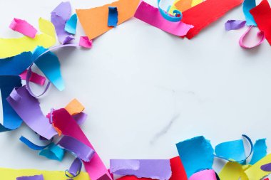 Mermer, flatlay arka plan üzerinde kağıt konfeti