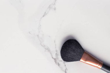 Mermer üzerinde makyaj ve kozmetik flatlay