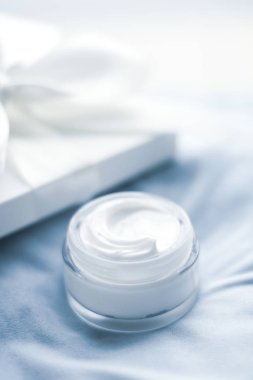 Lüks yüz kremi kavanoz ve beyaz hediye kutusu