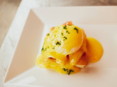 Haşlanmış yumurta bir lüks restoranda brunch için somon ile