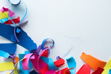 Mermer, flatlay arka plan üzerinde kağıt konfeti