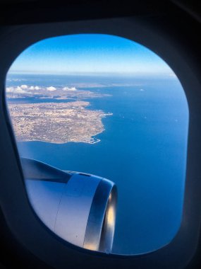 Uçak penceresinden, gökyüzü ve okyanus mavisi'göster