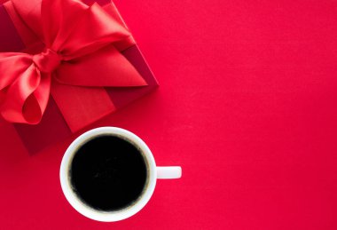 Lüks güzellik hediye kutusu ve kırmızı, flatlay kahve
