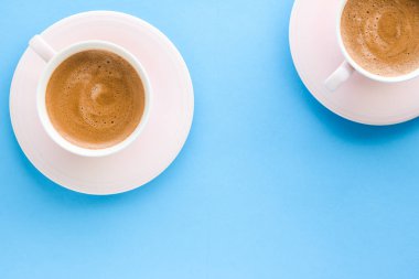 Mavi arka plan, flatlay üzerine sıcak aromatik kahve