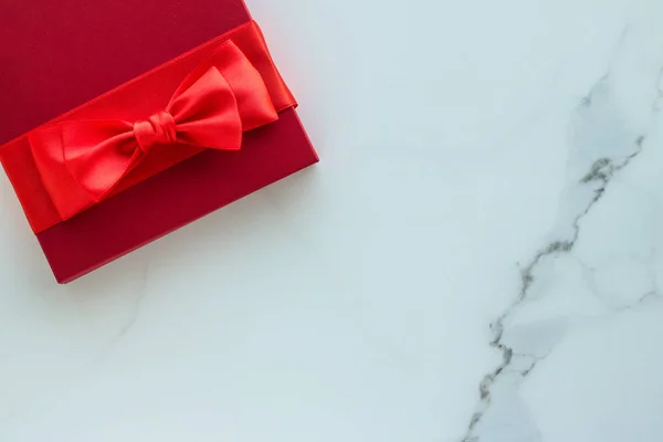 Luxusní červené dárky na mramor — Stock fotografie