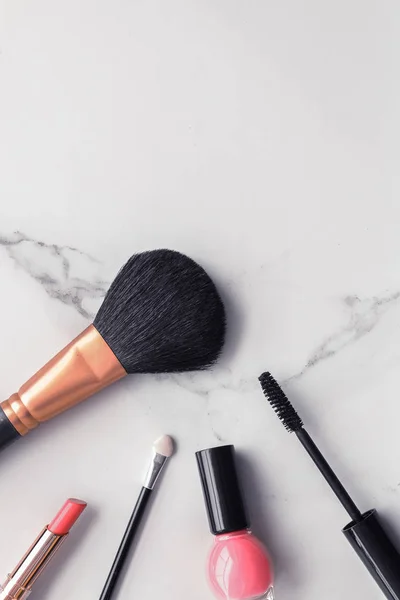 Make-up and cosmetics flatlay on marble — Stock Photo, Image