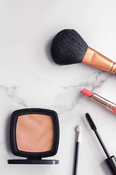 Make-up en cosmetica flatlay op marmer — Stockfoto