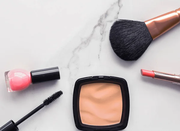 Make-up dan kosmetik flatlay di marmer — Stok Foto
